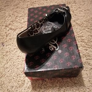 Women black dress shoes